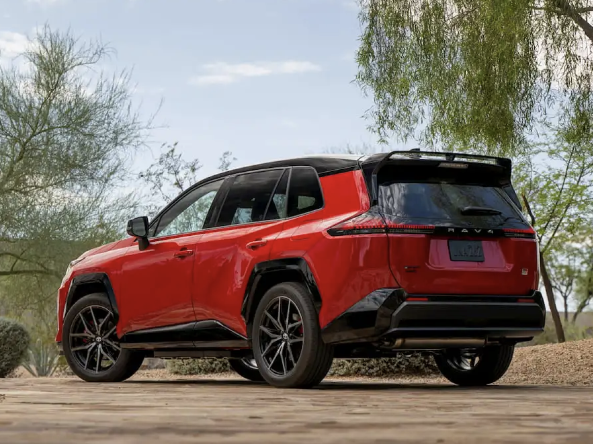    Toyota RAV4 стал самым эффективным подключаемым гибридом