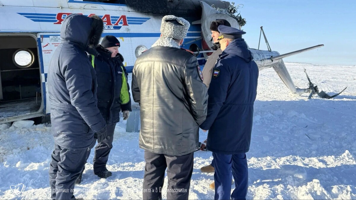    Глава района Артем Чуланов прибыл на место посадки. Фото предоставлено администрацией Ямальского района