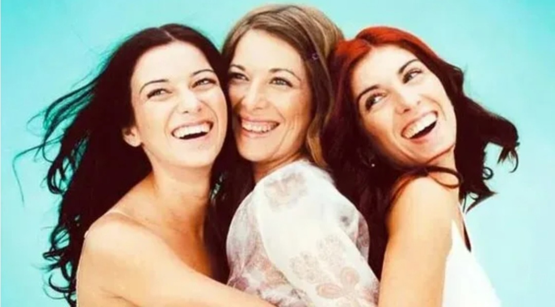 Солнечные девчушки певицы раздавали всем кайф и добрые слова, дела, поступки и их образы стильные и весь вайб восхищал безусловно