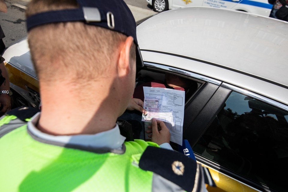    Пьяный житель Тазовского чуть не угробил полицейского, нажав на газ после просьбы остановиться Андрей АБРАМОВ