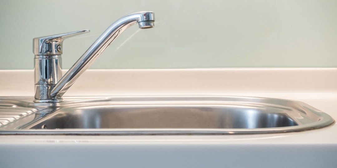 Воронежская многоэтажка, жилец которой смыл в унитаз джинсы, остаётся без воды 6 дней