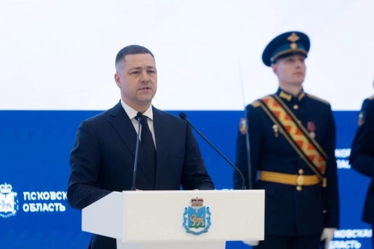    Награды псковским бойцам вручил Михаил Ведерников