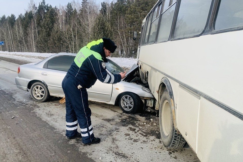    Пассажирский автобус врезался в легковушку. Фото: Госавтоинспекция Свердловской области