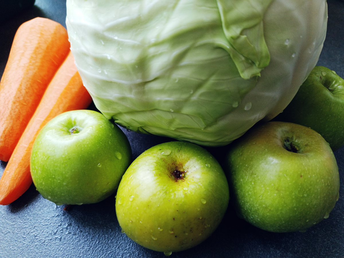 Капуста, яблоки, морковь
