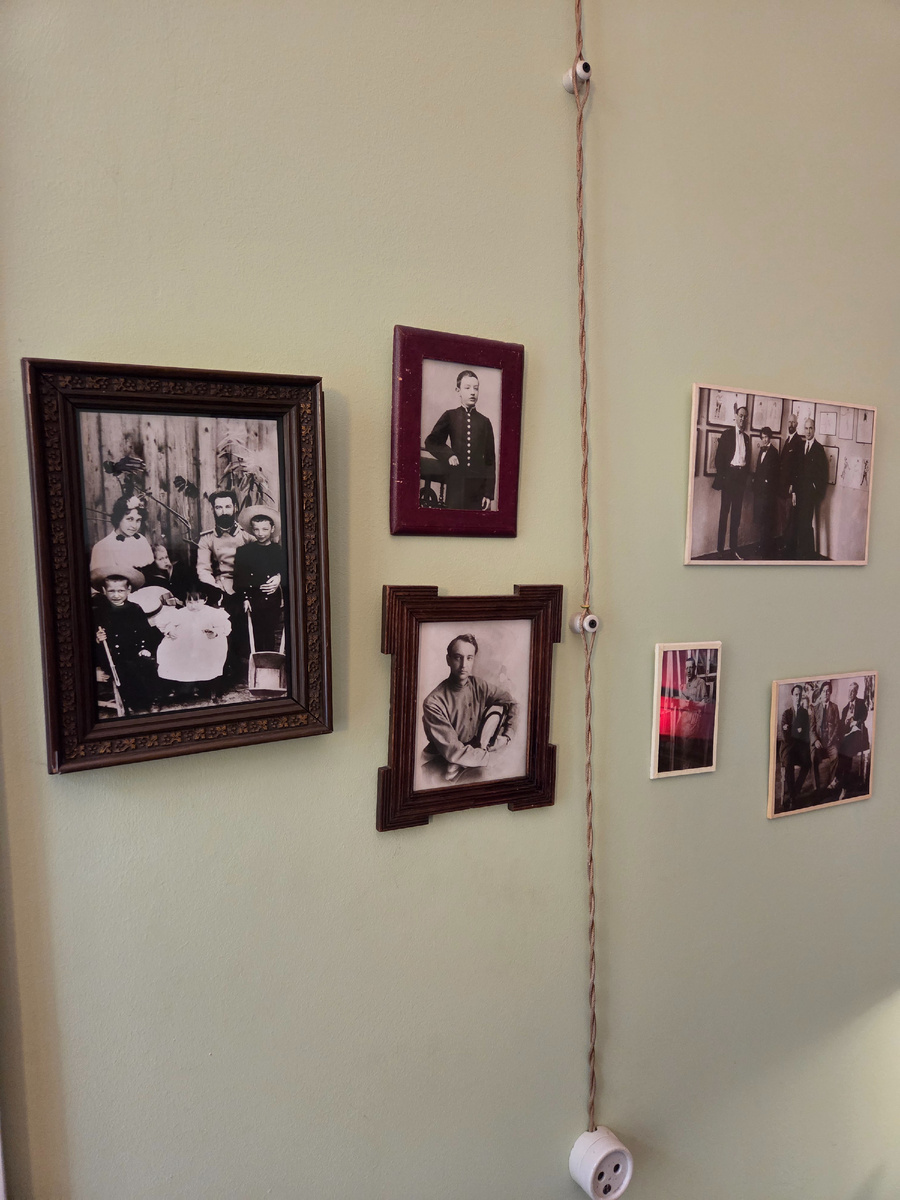 Фотографии Николая Николаевича Пунина в его кабинете