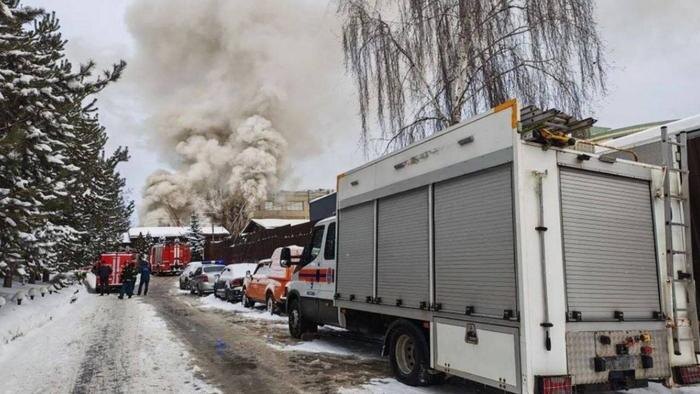 В Москве вспыхнул пожар в «Таёжных банях». Обложка © Telegram / ЧСтные новости Москвы