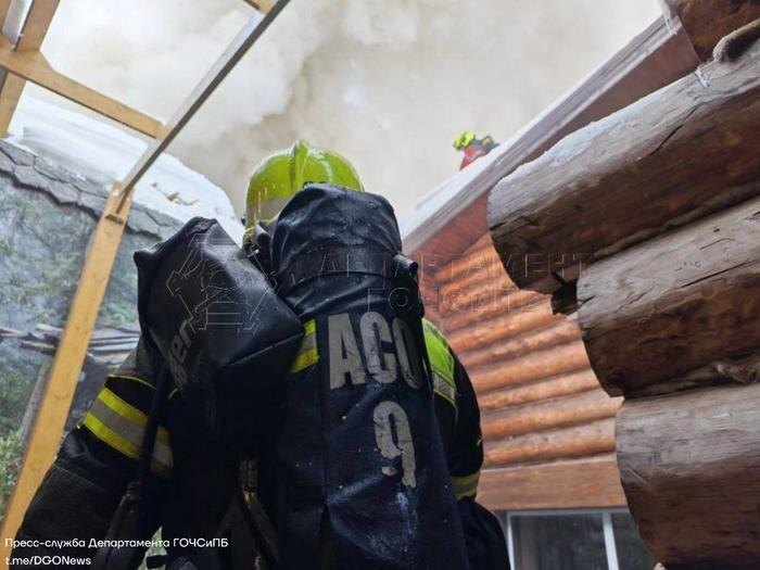 В Москве вспыхнул пожар в «Таёжных банях». Фото © Telegram / ЧСтные новости Москвы