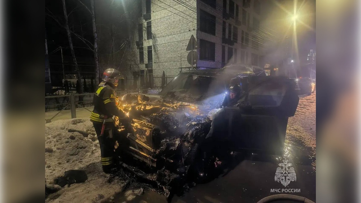    В центре Курска ночью загорелся легковой автомобиль
