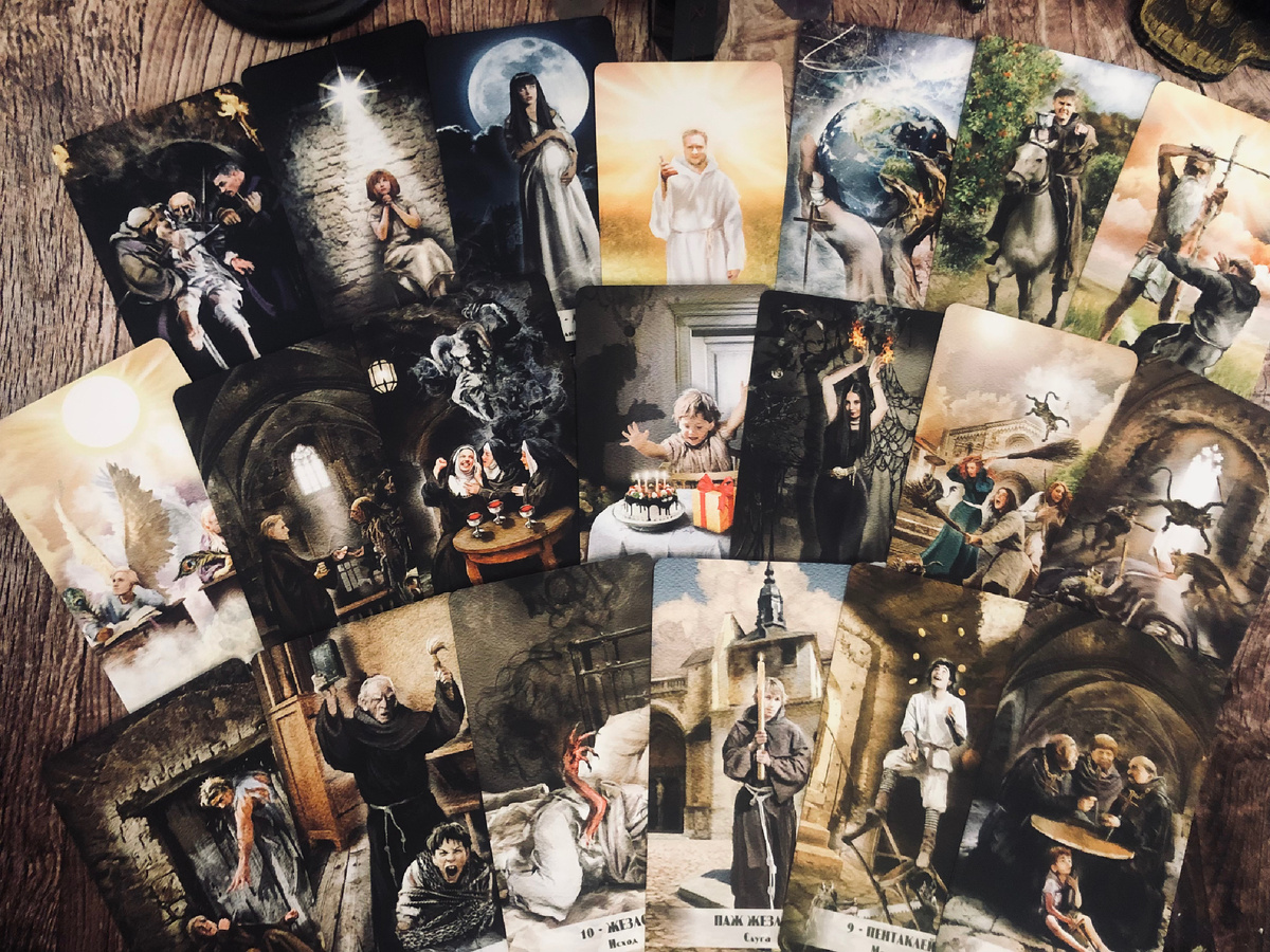 Уникальная колода со своей необычной символикой в стиле религиозных персонажей которые борются с потусторонними силами 