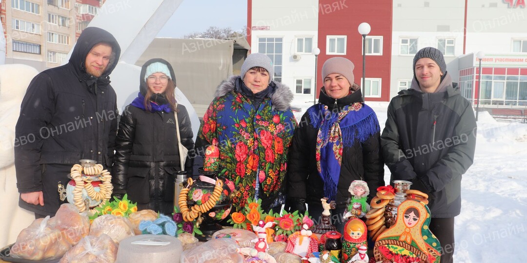 Блины, чай и хороводы: в Азнакаево шумно и весело встретили Масленицу и зимний фестиваль «Күрше чәе»
