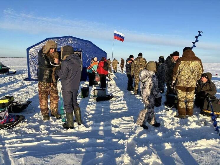     Несмотря на суровые погодные условия, 11 команд из отважных рыбаков решили проверить свою выносливость и мастерство. Фото: заместитель губернатора Новгородской области Елена Комарова