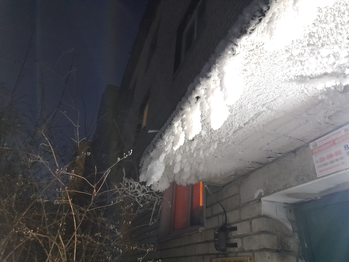 Морозно. Сталактиты выросли на козырьке подъезда