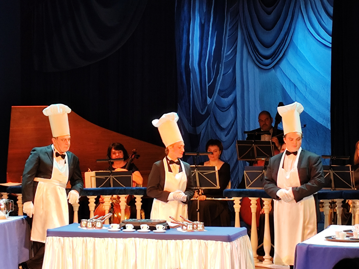 Артисты варят кофе в турках и поют. Голоса красивые, оперные.