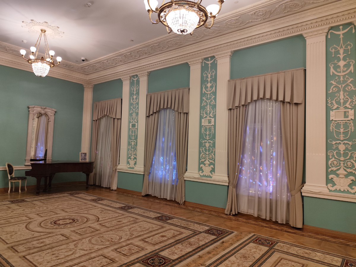 Один из залов усадьбы. В нем иногда проводят небольшие концерты.