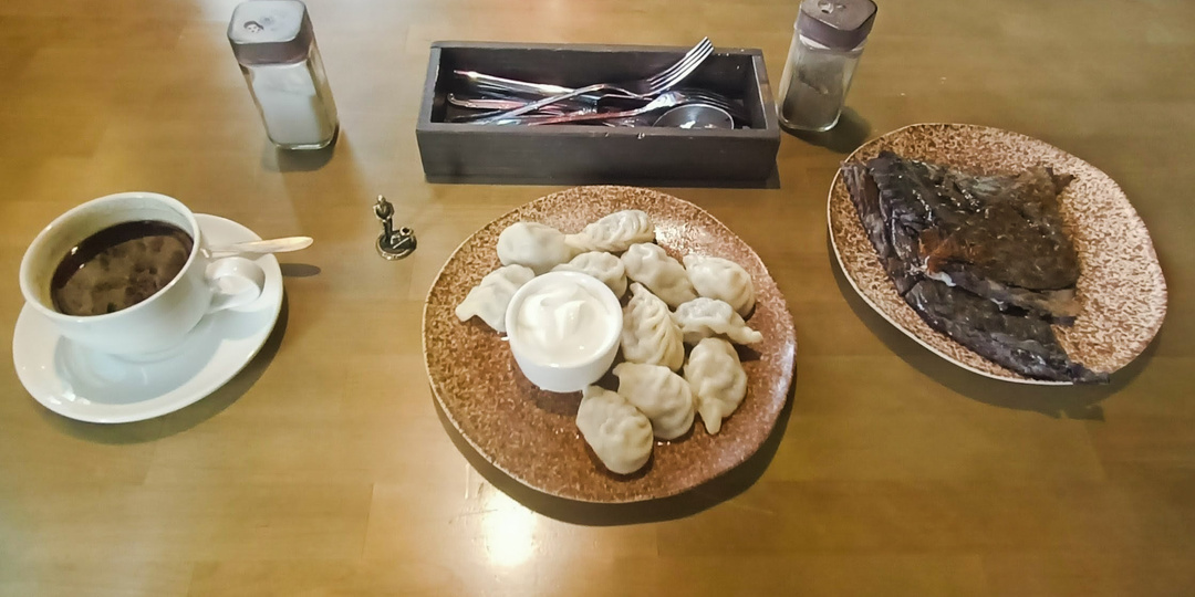 Обед из даргинских лепёшек и рутульских пельменей в халяльном кафе дагестанской кухни ZAM-ZAM в Доме Советов на Малышева