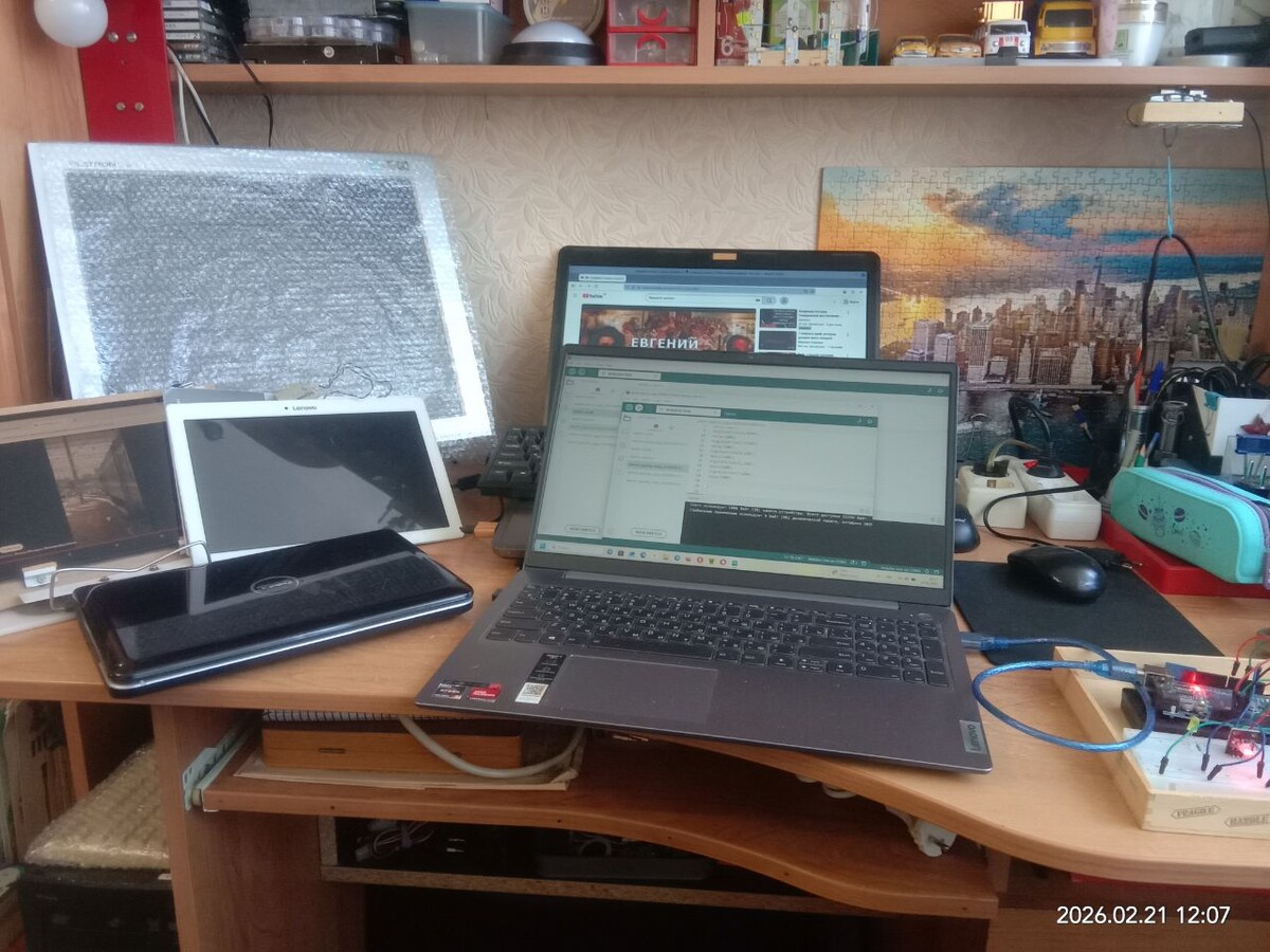 Только один планшет лежит и не дышит. 