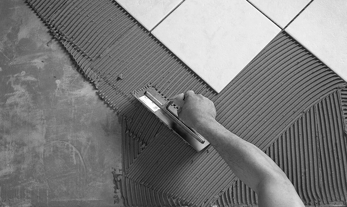 При работе с керамикой очень важно подобрать правильный клей, чтобы облицовка долго прослужила. Сейчас вариантов огромное множество: для разных видов кафеля, оснований, особенностей помещения. Рассказываем, как не ошибиться с выбором.

