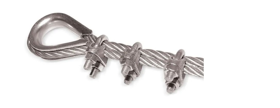 Хомутовый зажим в действии (источник: https://gruz-pr.ru/catalog/gruzovoy-krepezh-i-takelazh/zazhimy-vintovye/zazhim-kanatnyy-din-741-legkaya-seriya)