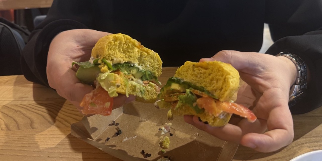 "ЗОЖ - это скучно" - так думал, пока не попробовал бургер от "Green Point" с растительным лососем в Галерее Санкт-Петербург