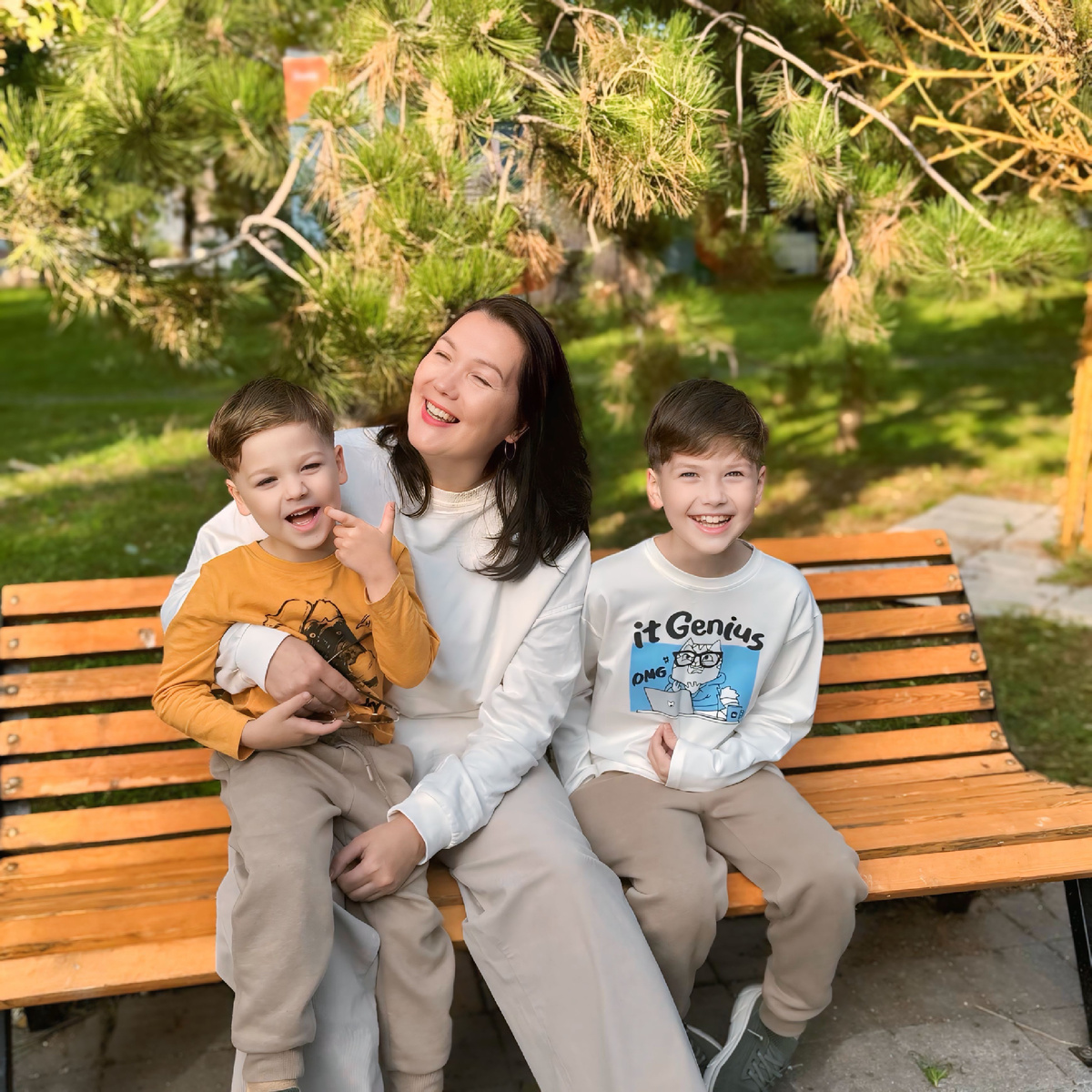 Привет, я Оксана. В марте 2024 года мы переехали из Перми в Анапу. Мы семья медиков. Муж работает на скорой, я занимаюсь детьми (их у нас трое)  и веду блоги в социальных сетях. Подписывайтесь и следите за жизнью многодетной семьи на берегу Черного моря.