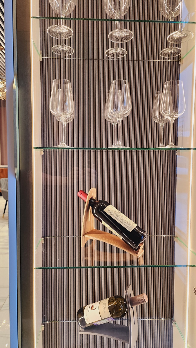 Витрина с подсветкой в интерьере гостиной от производителя Лиговмебель Санкт-Петербург