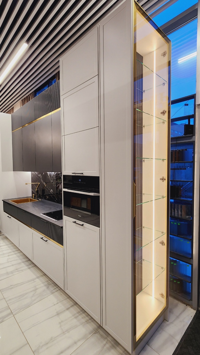 Алюминиевый фасад с интегрированной ручкой для витрины от Лиговмебель, никаких выступающих элементов