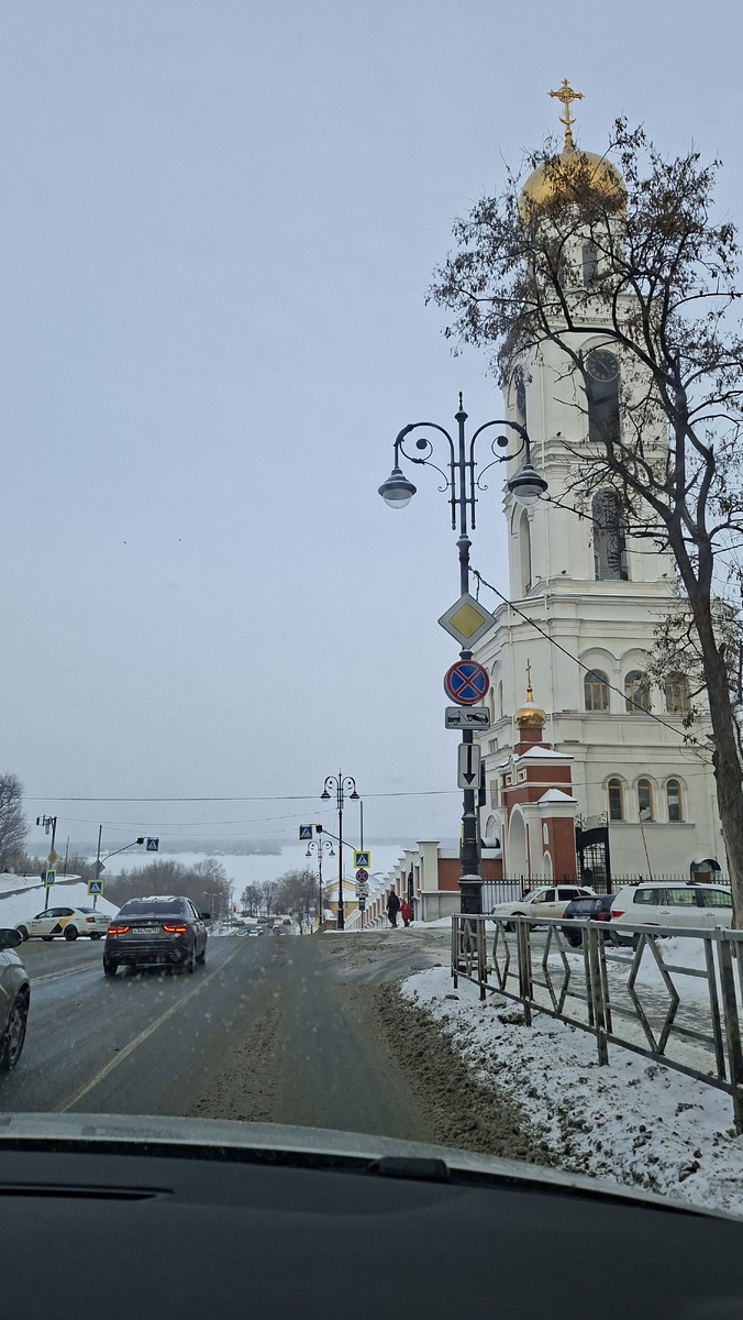 Спуск к Волге мимо Иверского женского монастыря