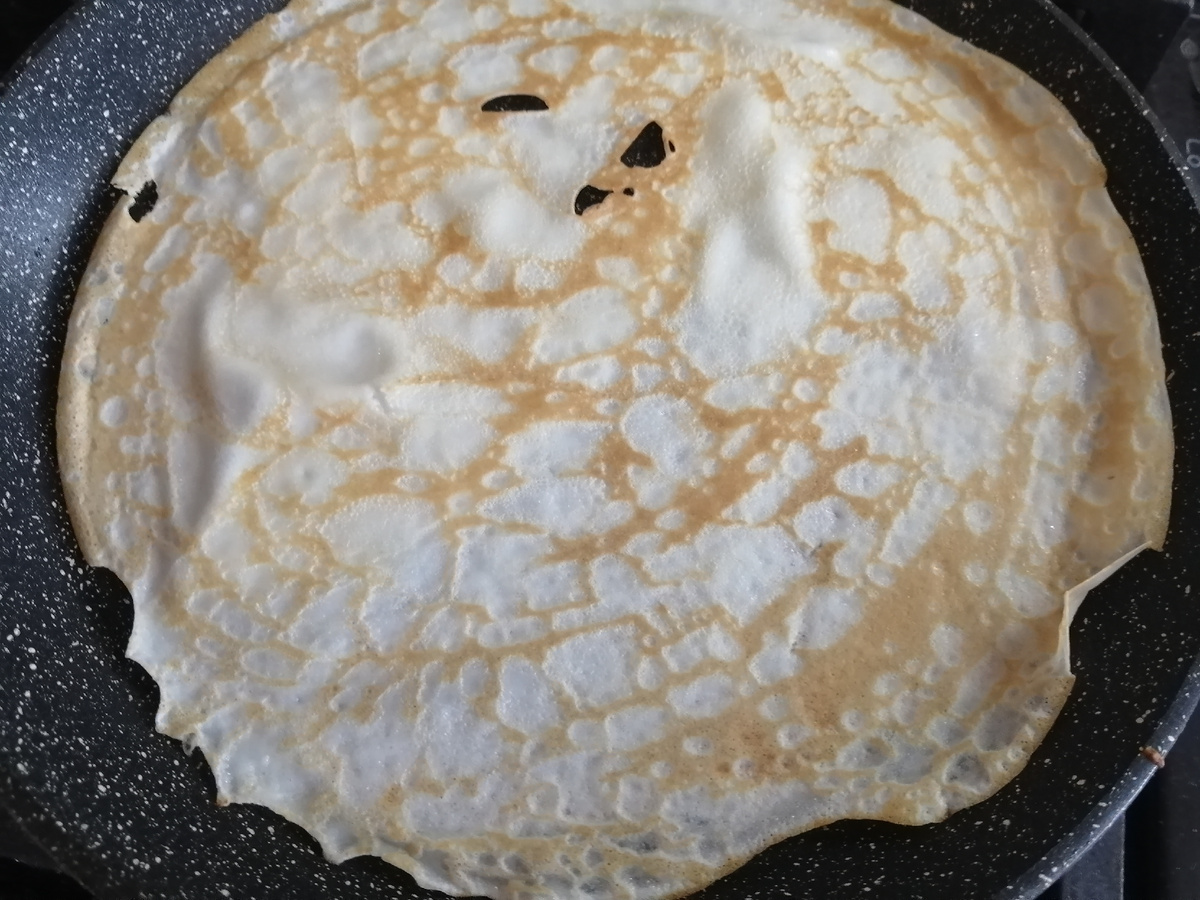 Налить теста немного