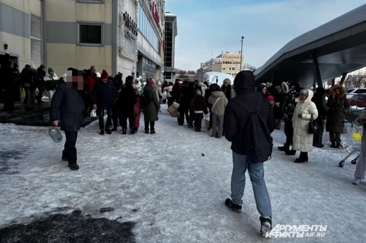    Людям по громкоговорителю сообщили о возгорании.