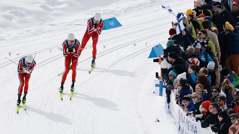    Мартин Нюенгет из Норвегии, Эмиль Иверсен из Норвегии и Йоханнес Клебо из Норвегии во время мужского масс-старта на 50 км классическим стилем. Фото: REUTERS/Stephanie Lecocq