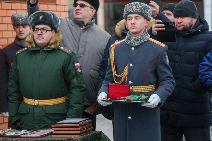 Церемония вручения ордена Суворова 45-й отдельной гвардейской инженерной бригаде Московского военного округа. Обложка © ТАСС / Александр Щербак