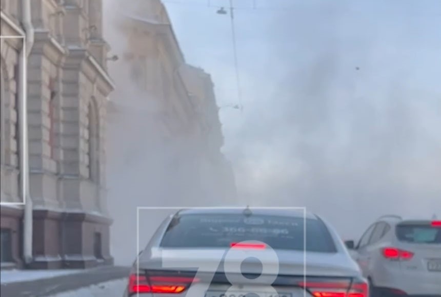    Клубы пара поднимаются над дорогой на набережной Фонтанки 21 февраля Автор фото: 78.ru