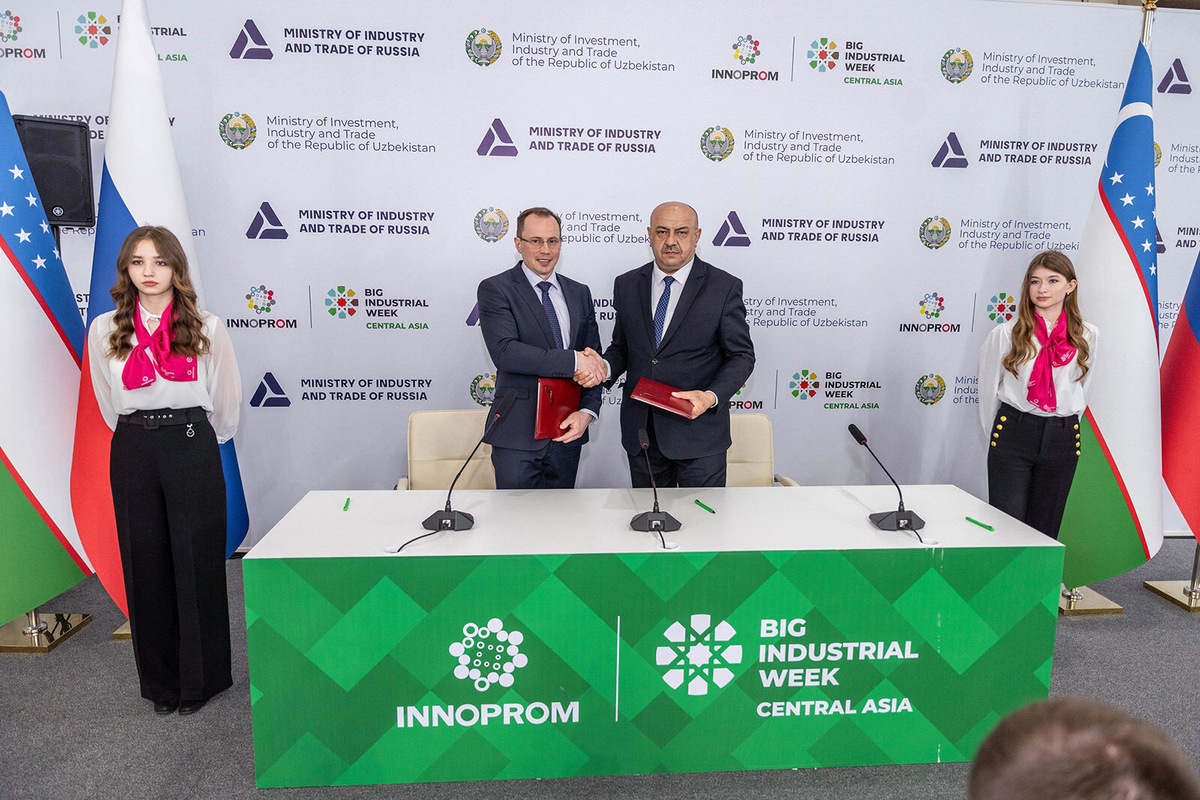    Заместитель директора по науке и инновациям АФ НИТУ МИСИС Уткир Насиров и генеральный директор АСКОН-Интеграционные решения Анатолий Гуревич. «Наиболее эффективно не просто передать лицензии программного обеспечения вузу, а наладить тройственную связь между разработчиком ПО, учебным заведением и предприятиями-заказчиками кадров» - Анатолий Гуревич.