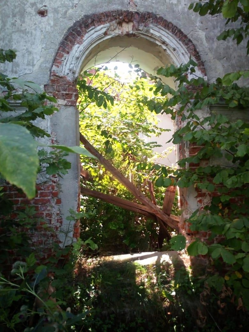 Все персонажи и события, описанные в этом произведении, являются вымышленными. Любое сходство с реальными людьми, живыми или умершими, а также с реальными событиями является случайным