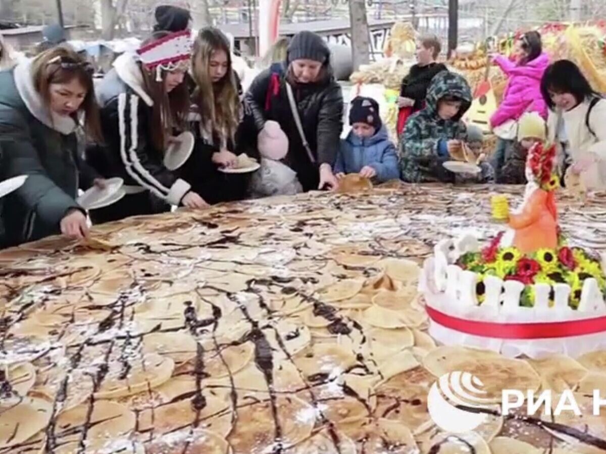    Рекордный "Царь-блин" испекли в Крыму. Кадр видео | © РИА Новости