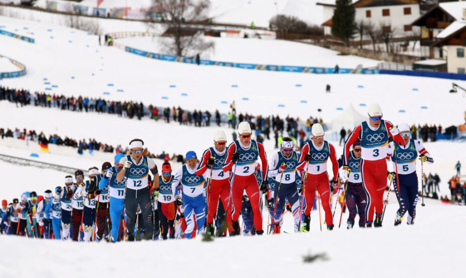    Коростелев начал масс-старт в кругу лидеров. Фото: Reuters, Kai Pfaffenbach