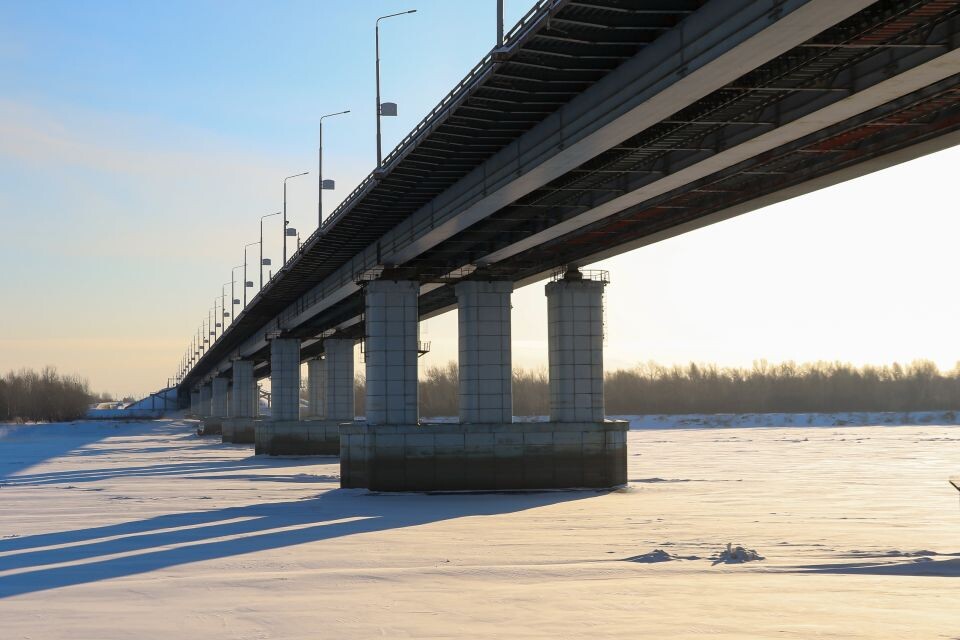    Мороз. Погода. Зима. Новый мост.. Источник: Виталий Барабаш