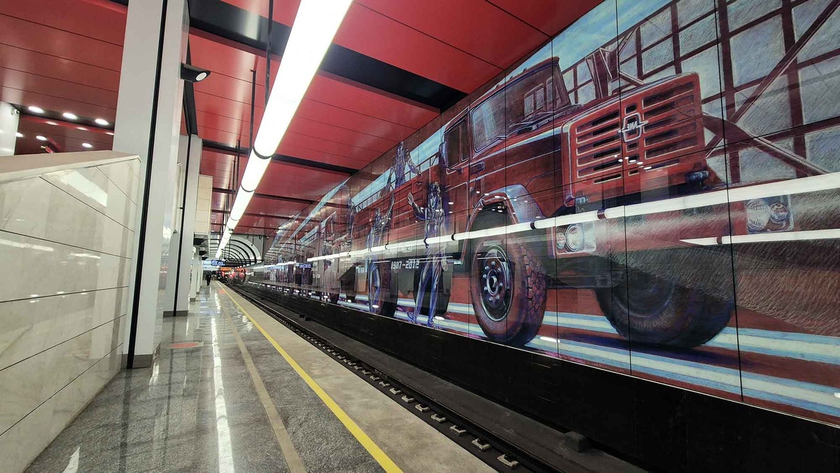 Новая станция метро — небольшой подземный музей, посвященный автозаводу ЗИЛ. Листайте галерею, чтобы увидеть еще фото