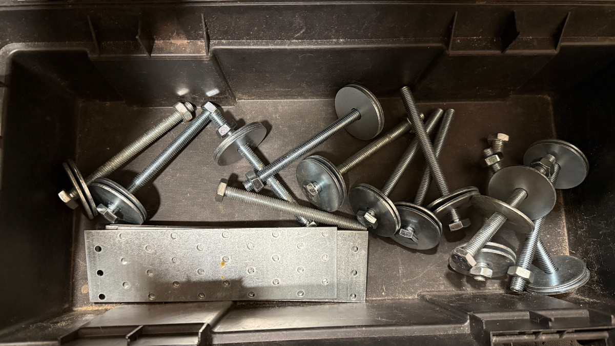 Подумал что нужно только скрепить накладками-досками сломанные стропила...