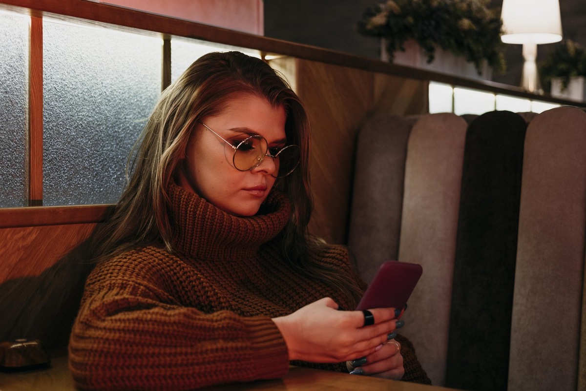    Проблему представляют не сами гаджеты, а из использования в условиях тусклого освещения или темноты.