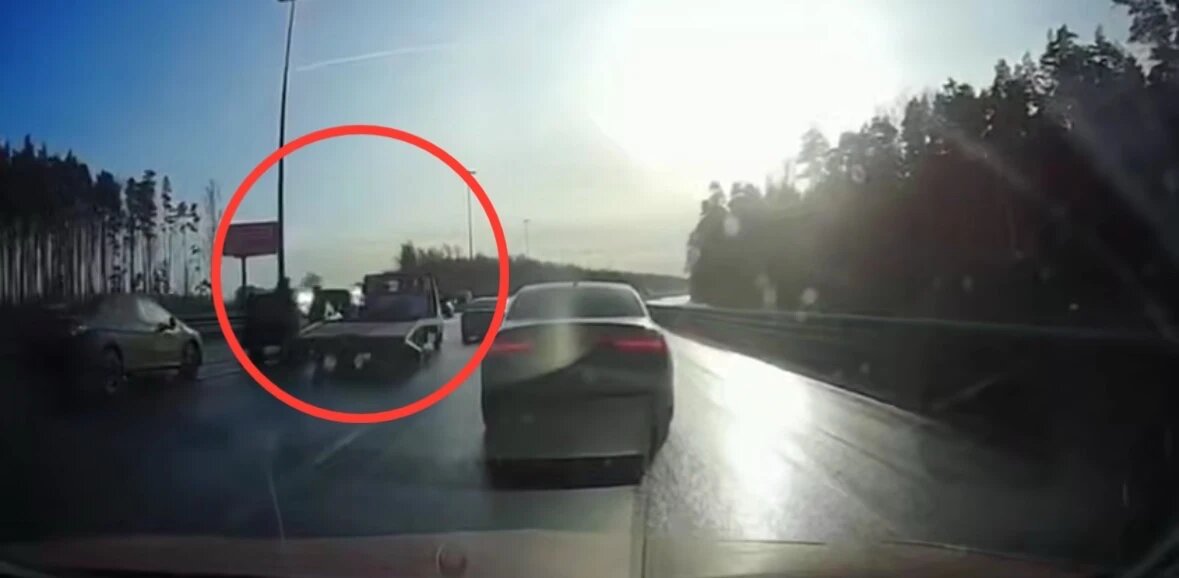    Фото: скриншот видео телеграм-канала «Мегаполис | ДТП и ЧП | Санкт-Петербург | Питер»