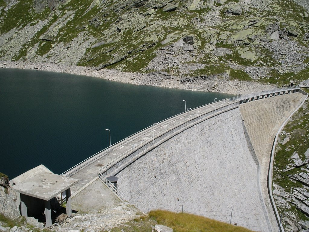     Вертикальная стена плотины «Diga del Cingino» aldita.net