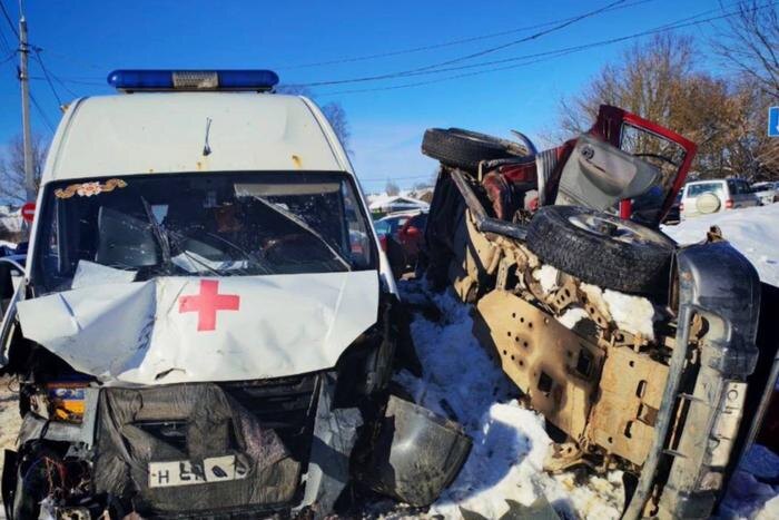 В Твери на Бурашевском шоссе в результате ДТП один человек погиб. Обложка © Telegram / Госавтоинспекция Тверской области