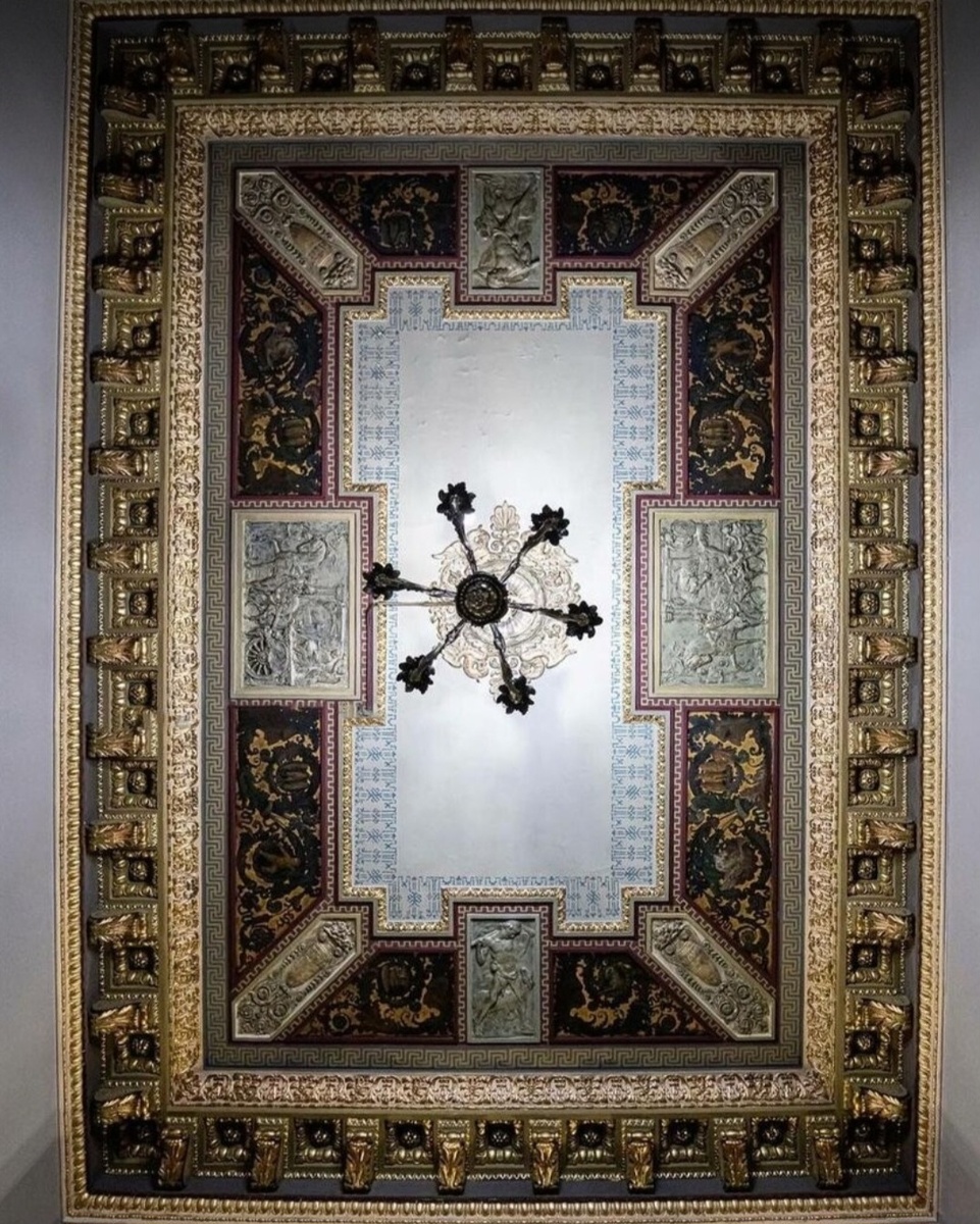 Потолок в парадной дома Эпштейна в Москве. Фото: пользователь Яндекс-карты