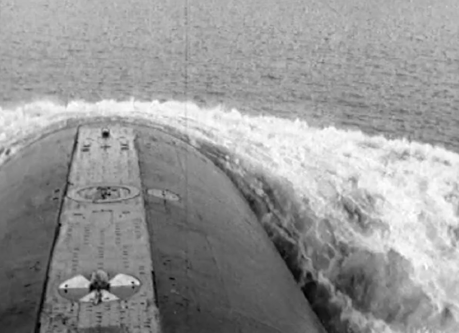 Лодка идет набирает ход