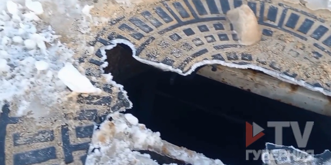 Три канализационных люка получили повреждения на улице Крынина в Воронеже