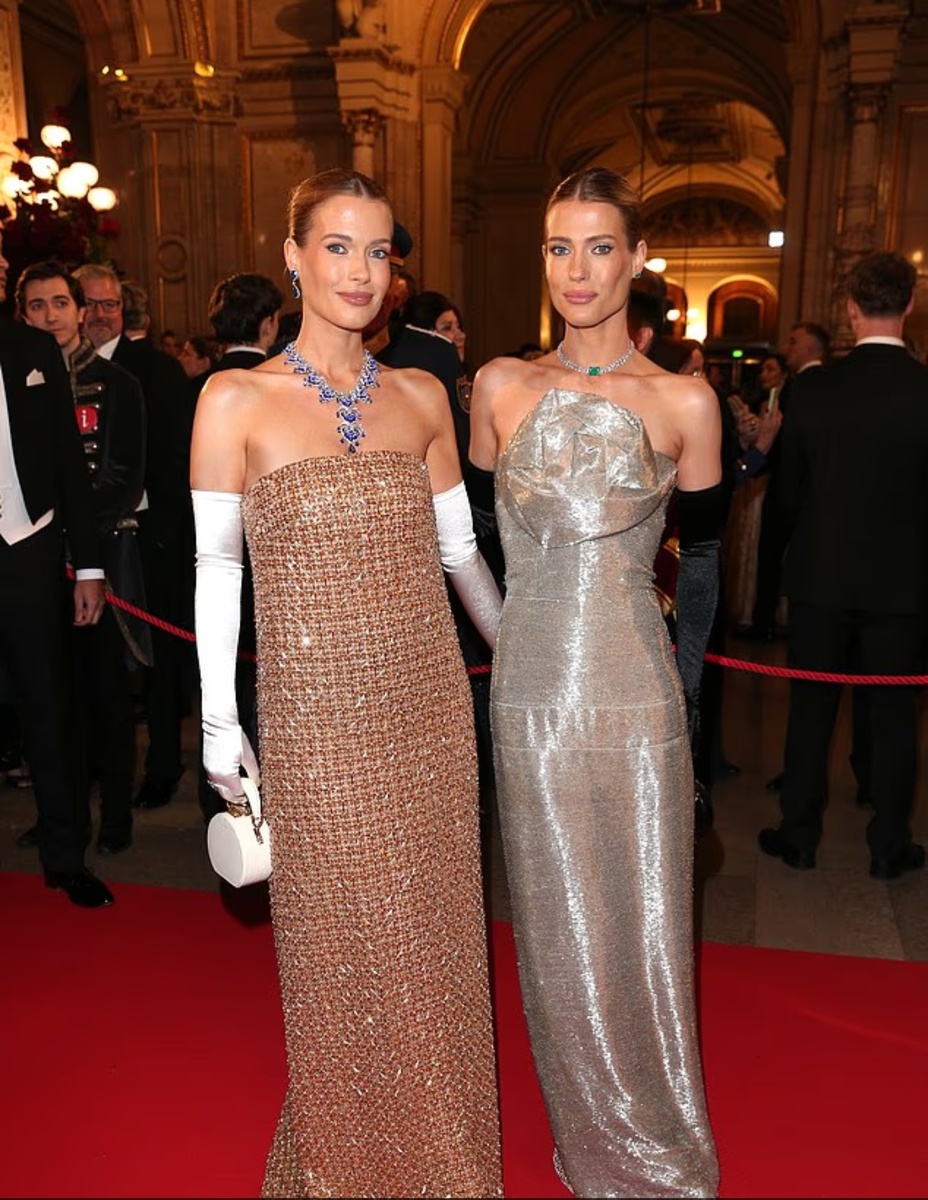 Дочери Чарльза Спенсера, девятого графа Спенсера, и Виктории Эйткен, появились на 68-м ежегодном светском мероприятии в австрийской столице в роскошных платьях и эффектных украшениях.