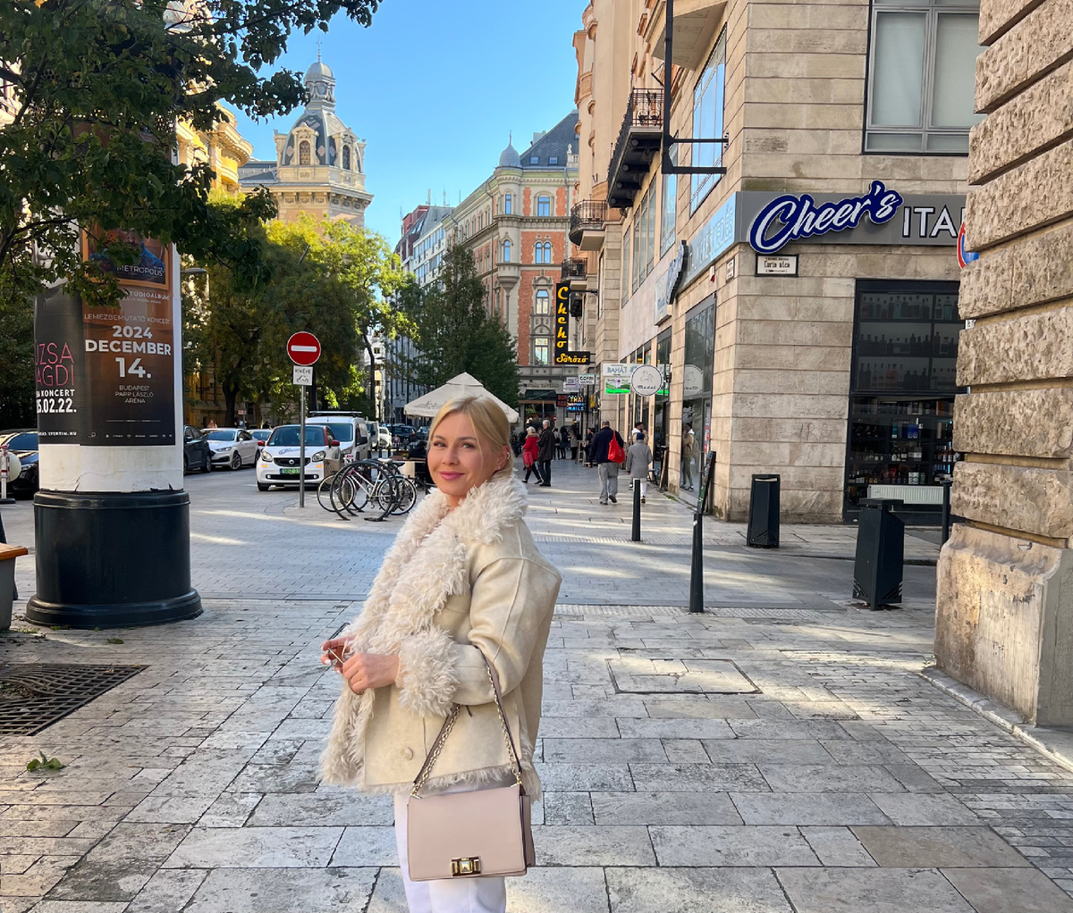 Привет! Меня зовут Елена, я автор канала. На фото я в Будапеште год назад