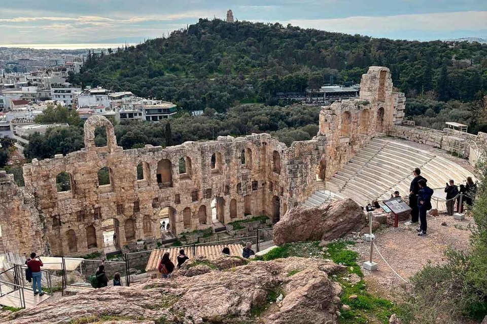    Центральный археологический совет Греции одобрил масштабный проект по реконструкции и восстановлению Одеона Герода Аттического – древнего амфитеатра, расположенного на южного склоне Акрополя Левон АРУТЮНЯН