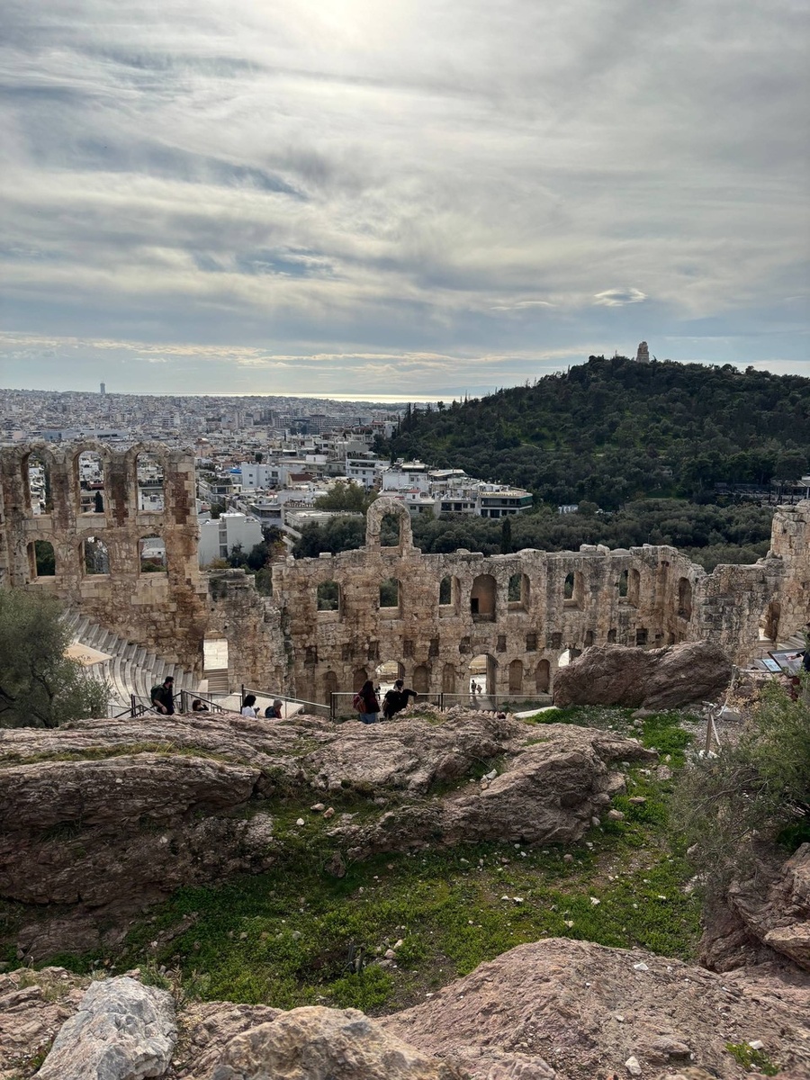    Одеон на южном склоне Акрополя был построен около 161 года н. э. богатым афинянином Геродом Аттиком в память о своей супруге Регилле. Левон АРУТЮНЯН